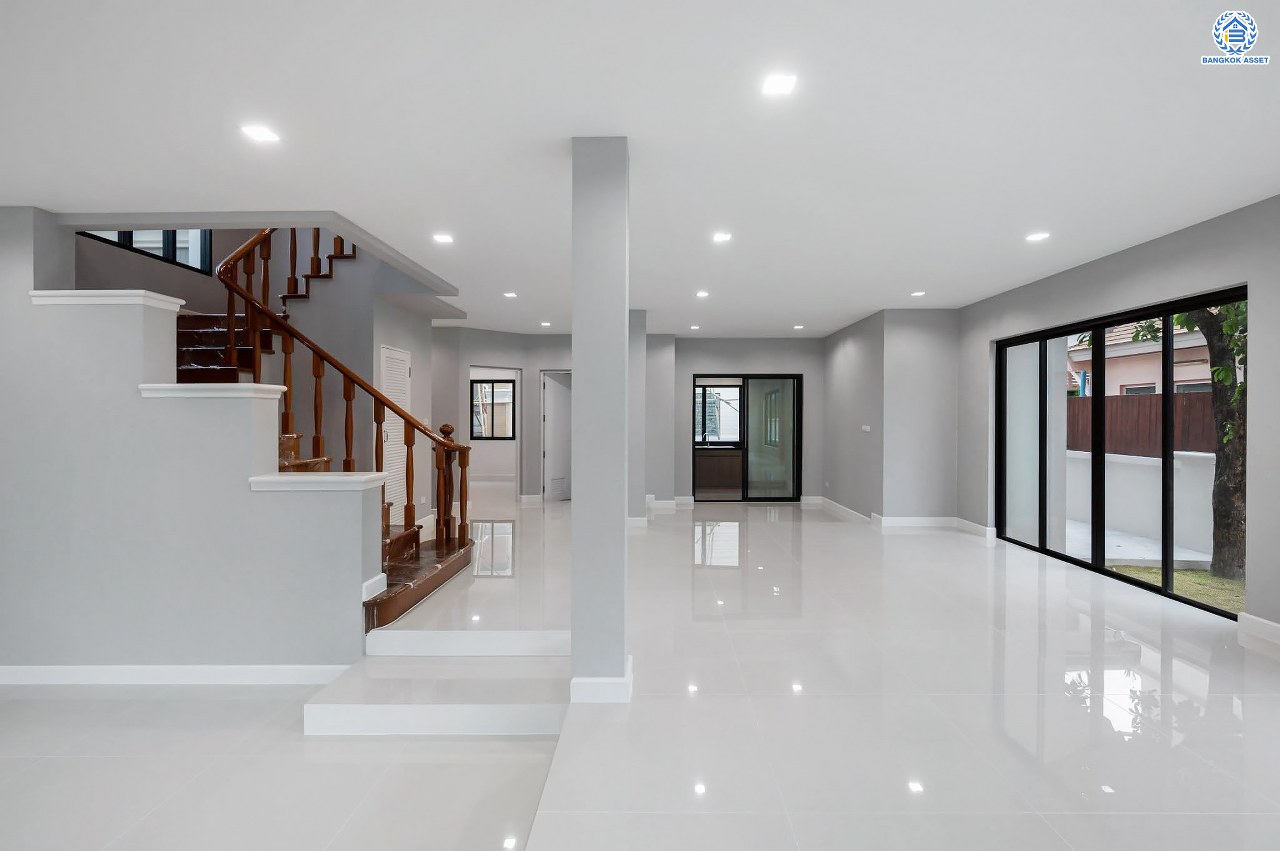 บ้านมือสองตกแต่งใหม่ โครงการ ลดาวัลย์ ปิ่นเกล้า-เพชรเกษม หลังมุม เนื้อที่ 102 ตร.ว. บนพื้นที่ใช้สอย 243.08 ตร.ม. ฟังก์ชัน 4 ห้องนอน 4 ห้องน้ำ 1 ห้องแม่บ้าน จอดรถได้ 2 คัน สภาพแวดล้อมดี ทำเลติดถนนกาญจนาภิเษก เดินทางเข้าสู่เมืองได้สะดวกเชื่อมต่อ ถนนเพชรเกษม ถนนราชพฤกษ์ ถนนกัลปพฤกษ์ ใกล้เดอะมอลล์บางแค ใกล้รถไฟฟ้าสายสีน้ำเงิน "สถานีหลักสอง" และ จุดขึ้นทางด่วน "ศรีรัช"